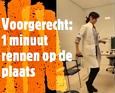 Een vrouw in een witte labjas jogt op haar plaats in een klinisch kantoor. De overlappende tekst in het Nederlands luidt: Voorgerecht: 1 minuut rennen op de plaats, wat betekent Starter: 1 minuut rennen op de plaats.