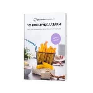 Het Nederlandstalige kookboek "101 Koolhydraatarm Heerlijke Recepten Kookboek" heeft een cover met frietjes in een klein draadmandje, op kaas- en snijplanken.