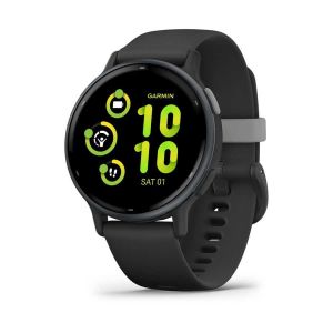 De Garmin Vivoactive 5 is een zwarte smartwatch voor hartpatiënten, met een ronde voorkant waarop de tijd 10:10, pictogrammen en datum SAT 01 worden weergegeven op een groen en zwart digitaal display met een siliconen band en gesp.