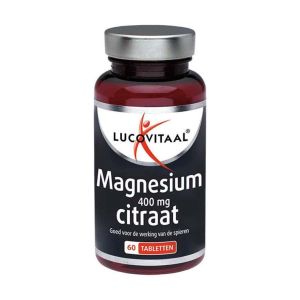 Een flesje Lucovitaal Magnesium Citraat Voedingssupplement (60 tabletten), essentieel voor hartpatiënten. Het zwarte etiket heeft witte en rode tekst en een abstract menselijk figuurlogo.