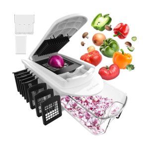 De Vivid Green Groentesnijder Multifunctioneel, afgebeeld in wit, heeft meerdere verwisselbare messen en een bak gevuld met uien in blokjes. Hele groenten zoals paprika's en tomaten worden rond de hakmolen uitgestald.