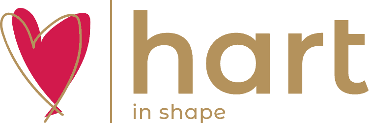 Logo met een rode en gouden hartvorm aan de linkerkant, gescheiden door een verticale lijn van de woorden hart in vorm geschreven in goud en lichtgrijs aan de rechterkant.